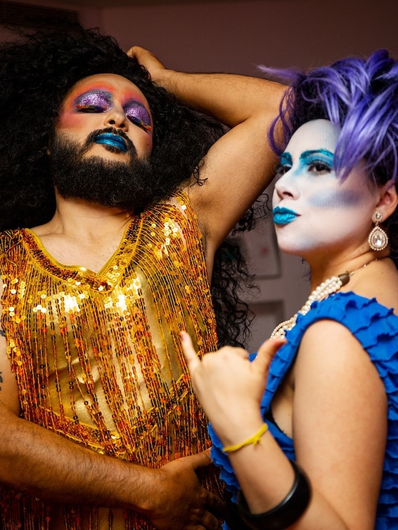 Show full-screen, host-provided image