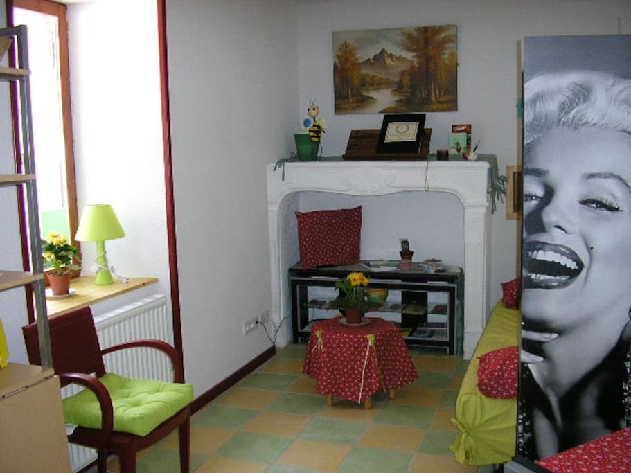 Le salon (avec canapé clic-clac)
