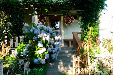 Charming Retreat in the Heart of Hip Hawthorne