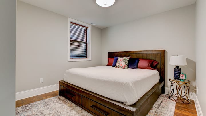 Chumba cha kulala cha King cha Ghorofa ya Chini