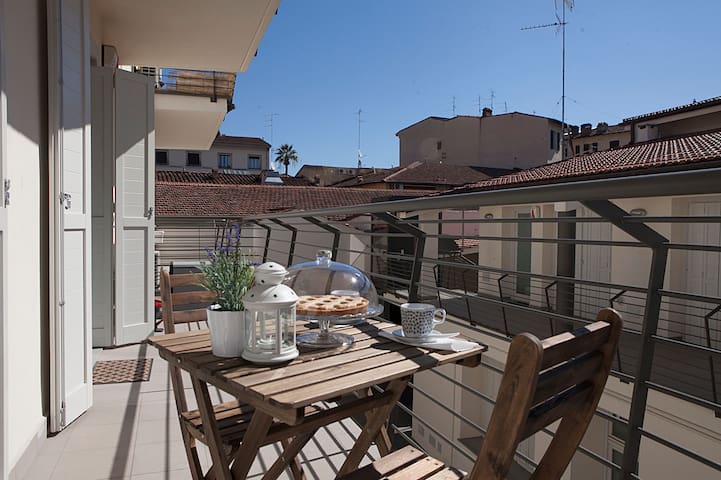 Quiet Apt + garage next to the historic center