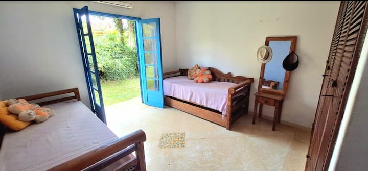 Dormitorio 2 con 2 camas con aire acondicionado y un armario