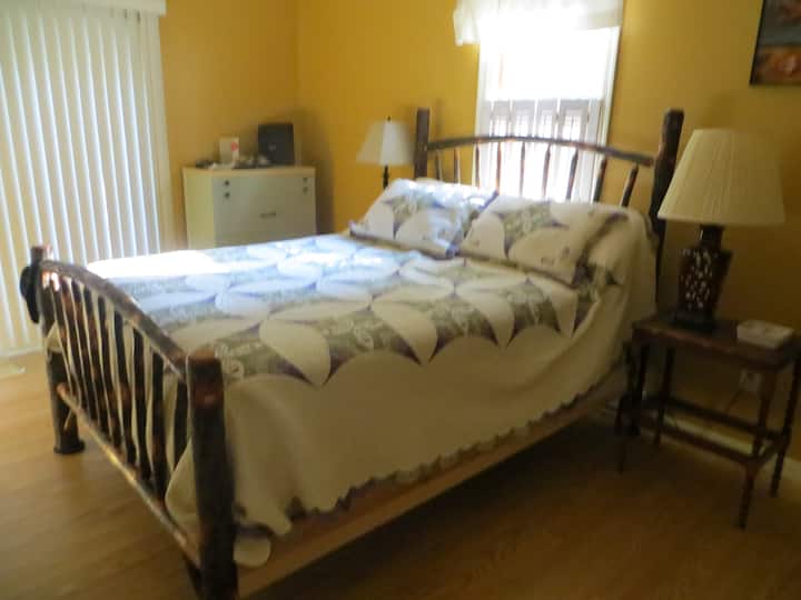 Dormitorio principal con cama tamaño queen. Baño principal completo.