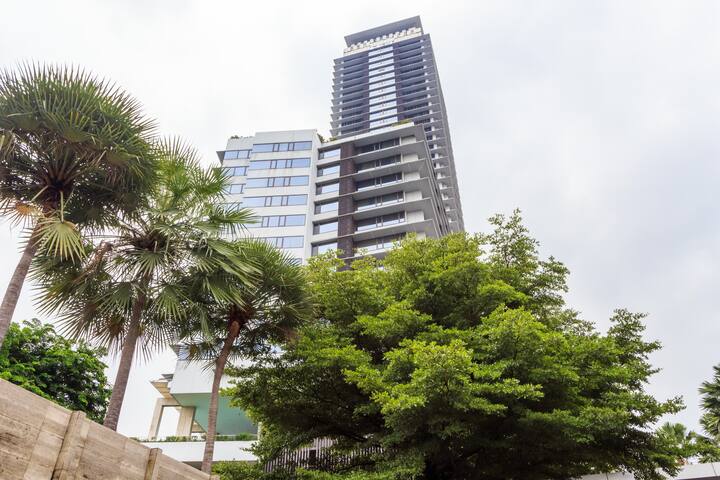 Designer’s luxurious 2BR Apartment Lumpini gallery image 4