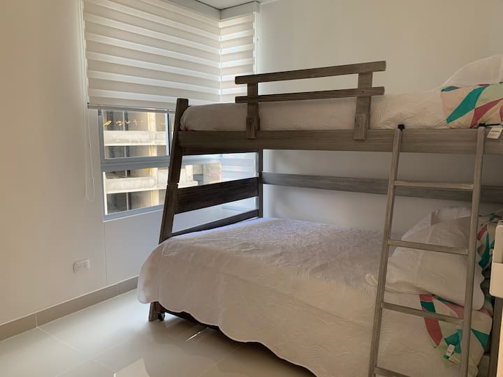 ห้องหมายเลข 2a
2 เตียงเดี่ยว 1 เตียง
กึ่งคู่