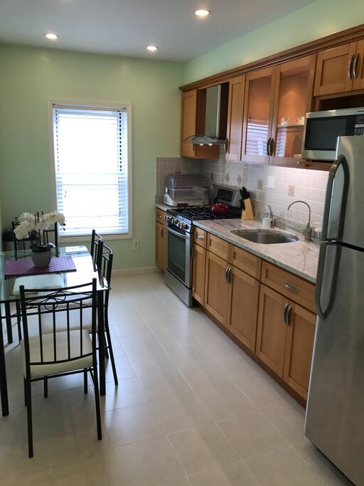 Modern eat-in-kitchen equipped with drinking water filtration system