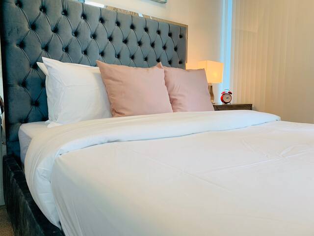 Private room next to CN tower and Lake View