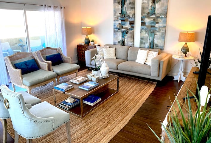 Gorgeous 2 bedroom apartment blocks from the beach