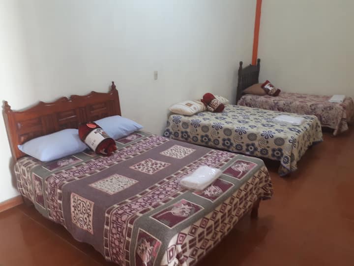 Dhoma e dytë e gjumit
Nuk ka banjë private
Ajër i kondicionuar 
Qasje në 2 banja për qëllime të përgjithshme