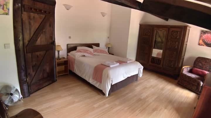 Habitación 
1er piso, cama para 2 personas.
incluye persianas opacas, ventilador de pie, silla, ropa de cama, toallas, almohadas y sábanas adicionales, armario, cajones, mesitas de noche, lámparas, tocador, silla cómoda, basurero y detector de humo.