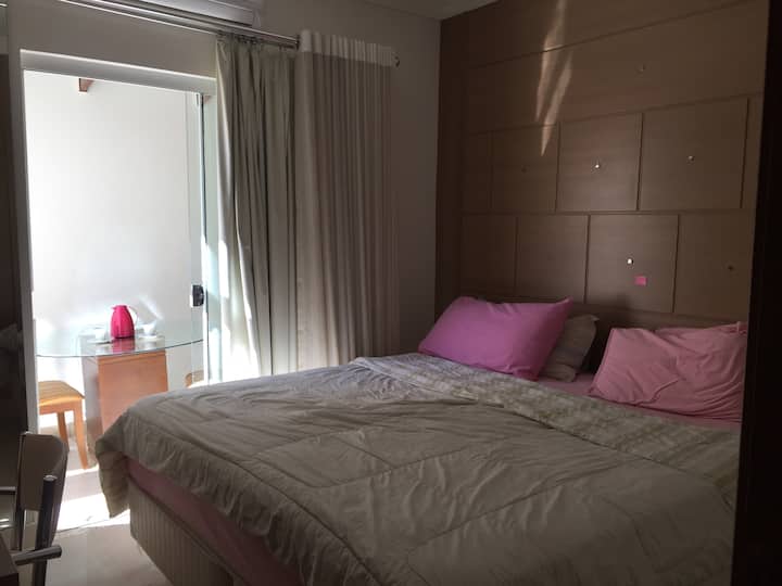 Suite matrimoniale. Letto matrimoniale grande. Partenza per il giardino d'inverno con un tavolo per i pasti o il lavoro.