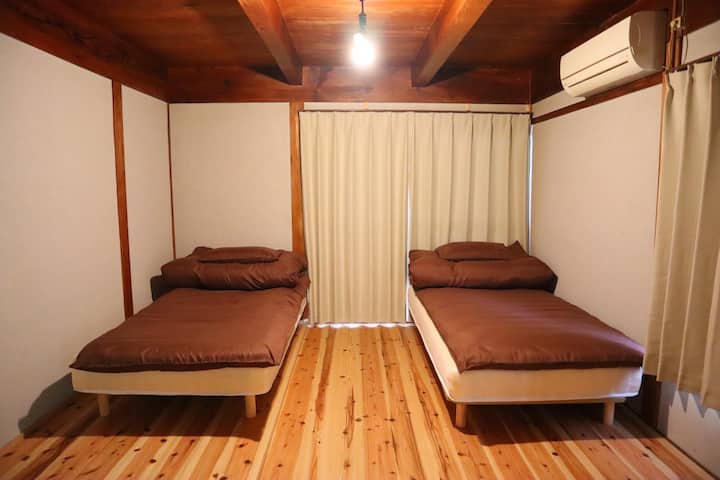 【洋室】
ベッドは2台あります。