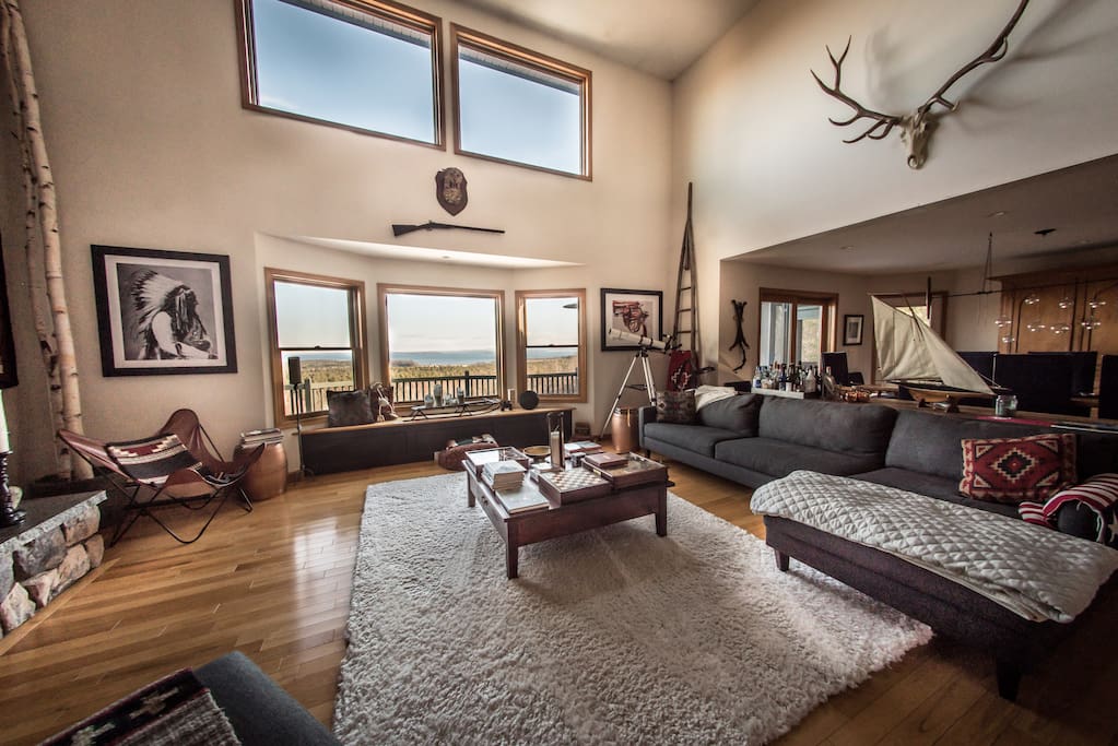 Spacious living room - view on Lake Champlain