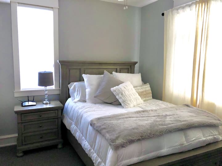 Imagina una gran noche de sueño en la cómoda habitación de invitados del piso principal. 