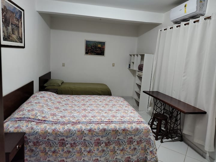 Apartmán 2: 1 veľká manželská posteľ a 1 jednolôžko