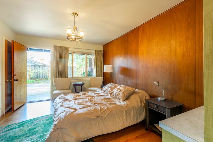 Спалня 2 (махагон) има отделен вход от двора и двойно легло