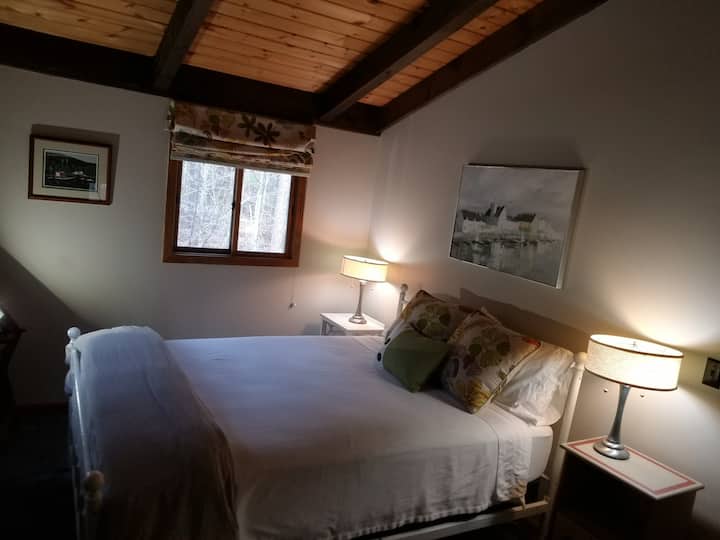 Quarto queen no andar de cima pronto para o verão.