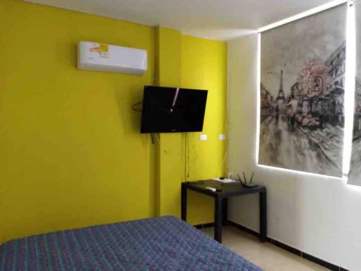 غرفة رئيسية مع مكيف هواء وتلفزيون مع تلفزيون نوع Tdt