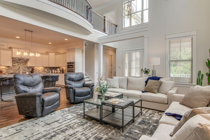 3mn to everything Nashville! Comfortably sleeps 12 gallery image 2