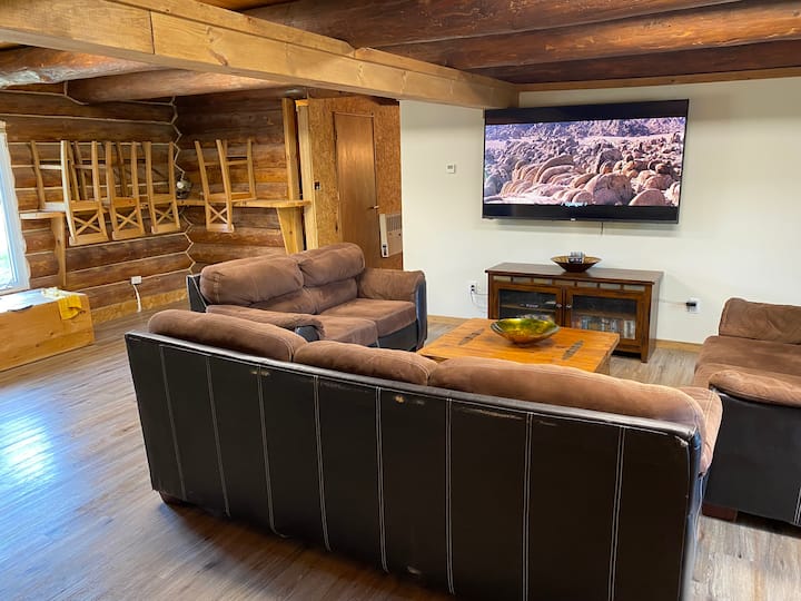 5 Bdr Log Home On 44 Ac With Trails On Lakefront - Petawawa