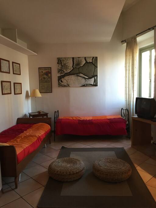 2a parte del soggiorno con due divani/letto