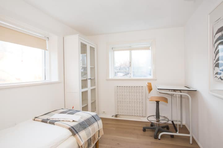 غرفة نوم بسرير كامل الحجم