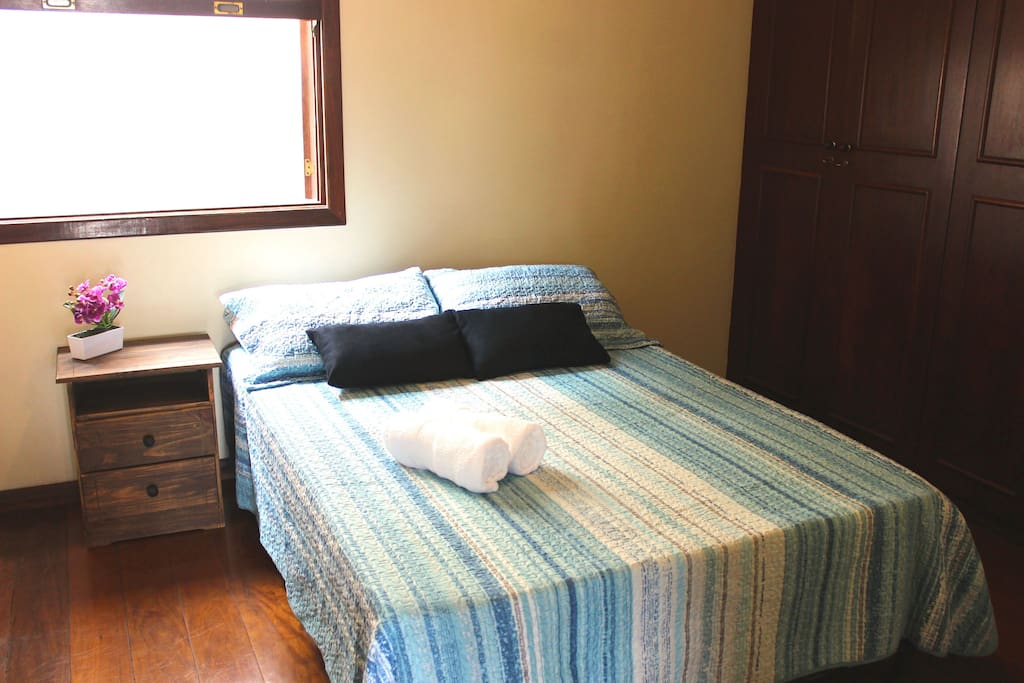 Quarto privativo de casal com banheiro compartilhado