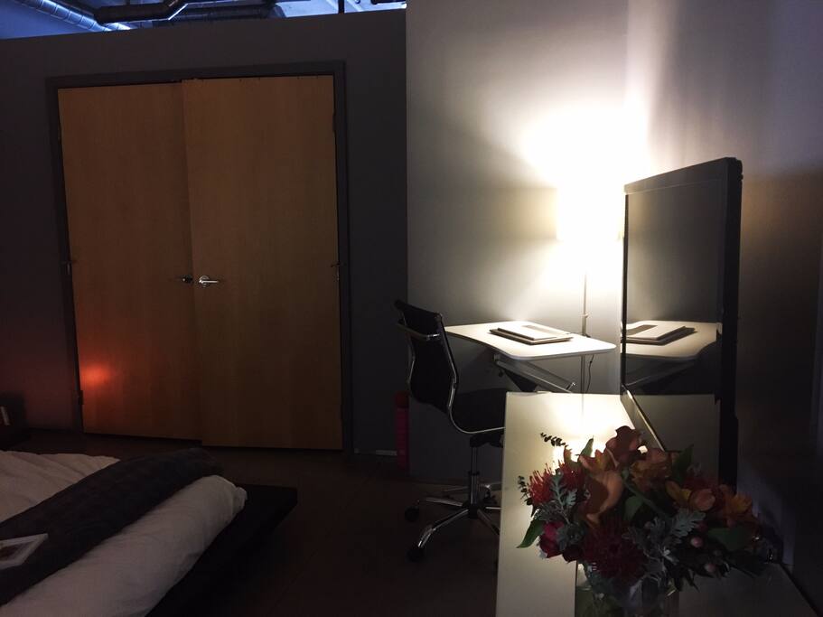 Adjustable desk to sit or stand- blazing fast wifi speeds