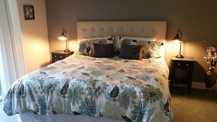 Lit King Size super confortable avec draps de haute qualité, couverture en polaire et couette en duvet.