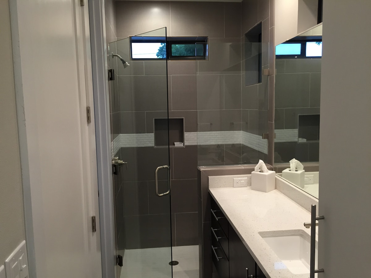 Luxury garage apt close to downtown w/rooftop deck
