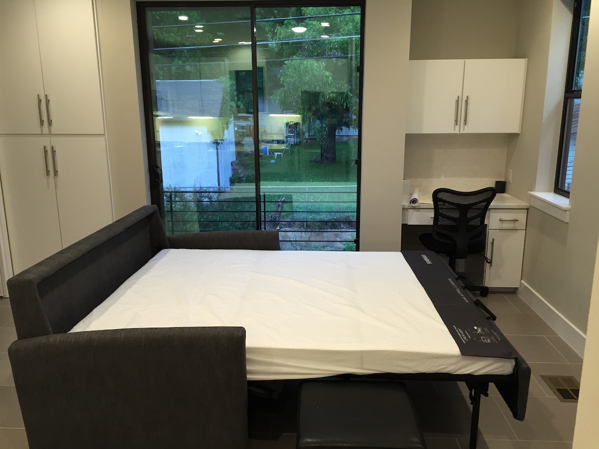 Luxury garage apt close to downtown w/rooftop deck