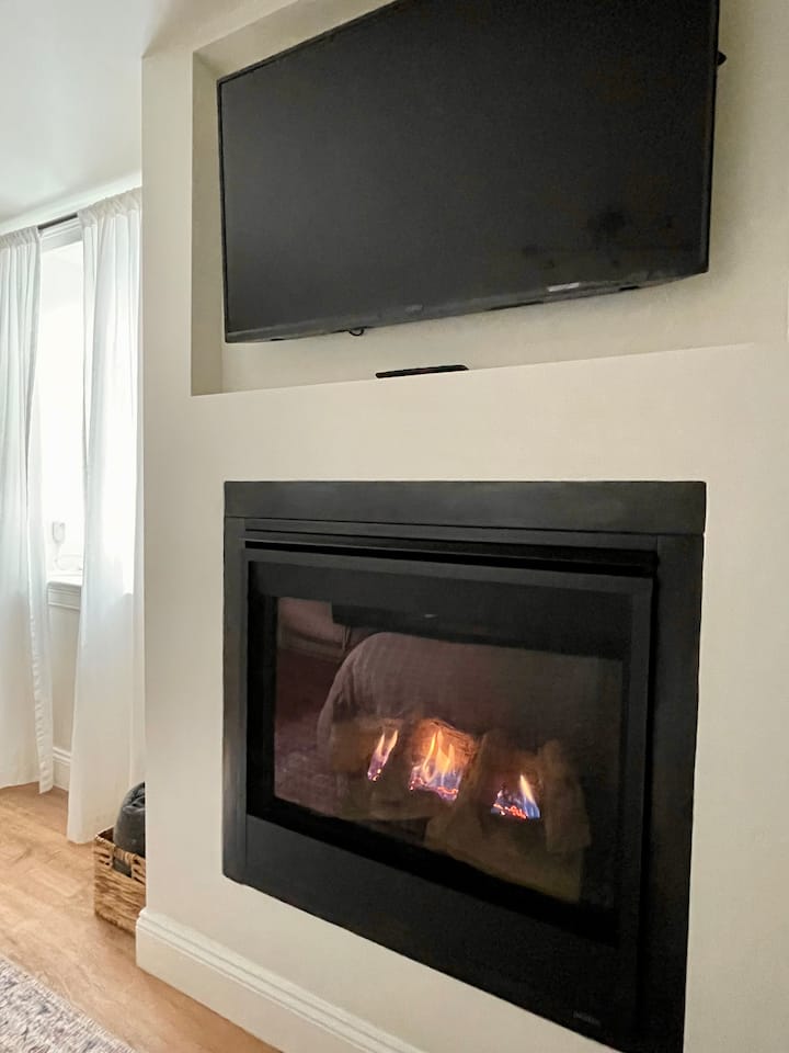 The Hideaway | Beach | Theater | Fireplace - Beverly, MA