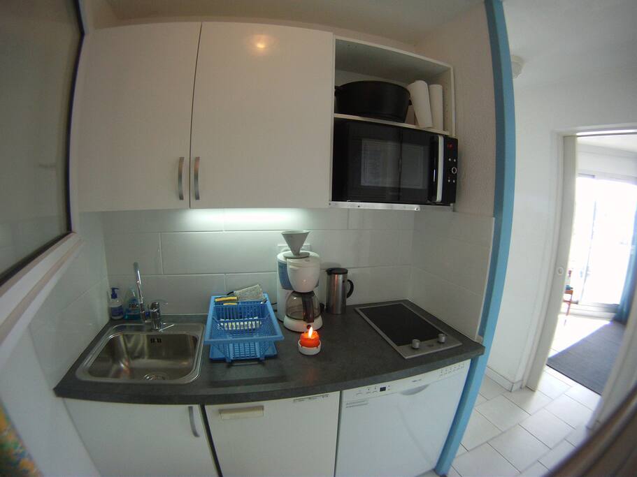 cuisine équipée de :
- four micro-onde
- frigidaire
- 2 plaques induction
- lave vaisselle