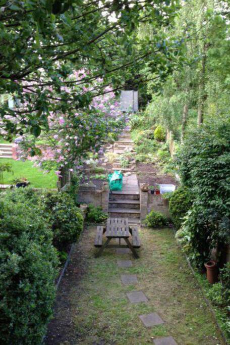 Huge sunny garden (with big trampoline!)