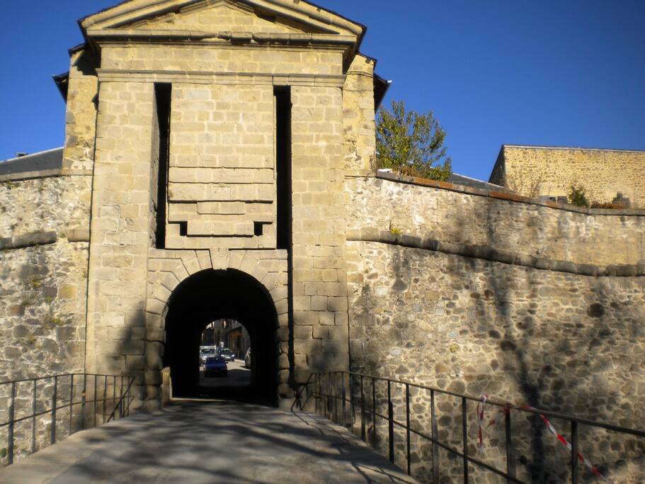Porte entrée cité historique de Vauban à Mont LOUIS