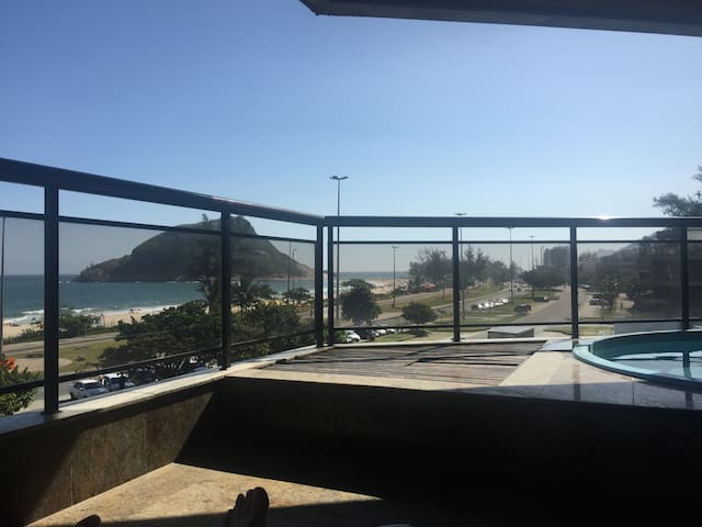 Frente para o mar, com piscina e pé na areia