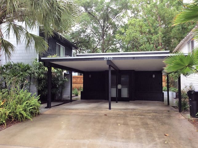 Private Studio-Walking Distance to the UF Stadium