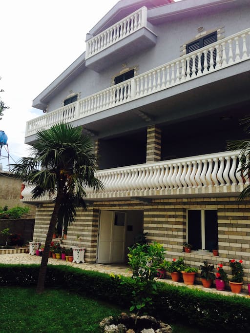 Veduta della facciata frontale della villa, gli appartamenti in affitto sono nell'ultimo piano!