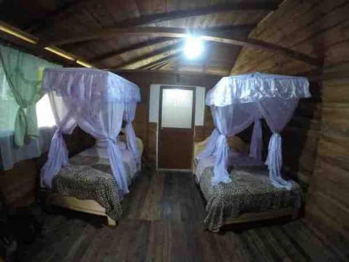 غرفة نوم في الطابق العلوي بناموسيات