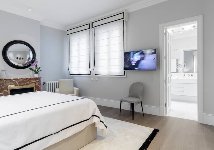 Elegant Justicia apartment, 3BR, w/balconies – JII gallery image 5