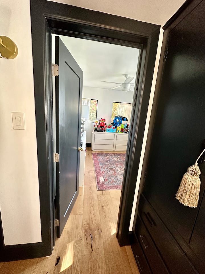 غرفة نوم في الطابق السفلي (مع مرتبة هوائية). الكثير من ألعاب الأطفال في هذه الغرفة - وجميعها للضيوف لاستخدامها. 