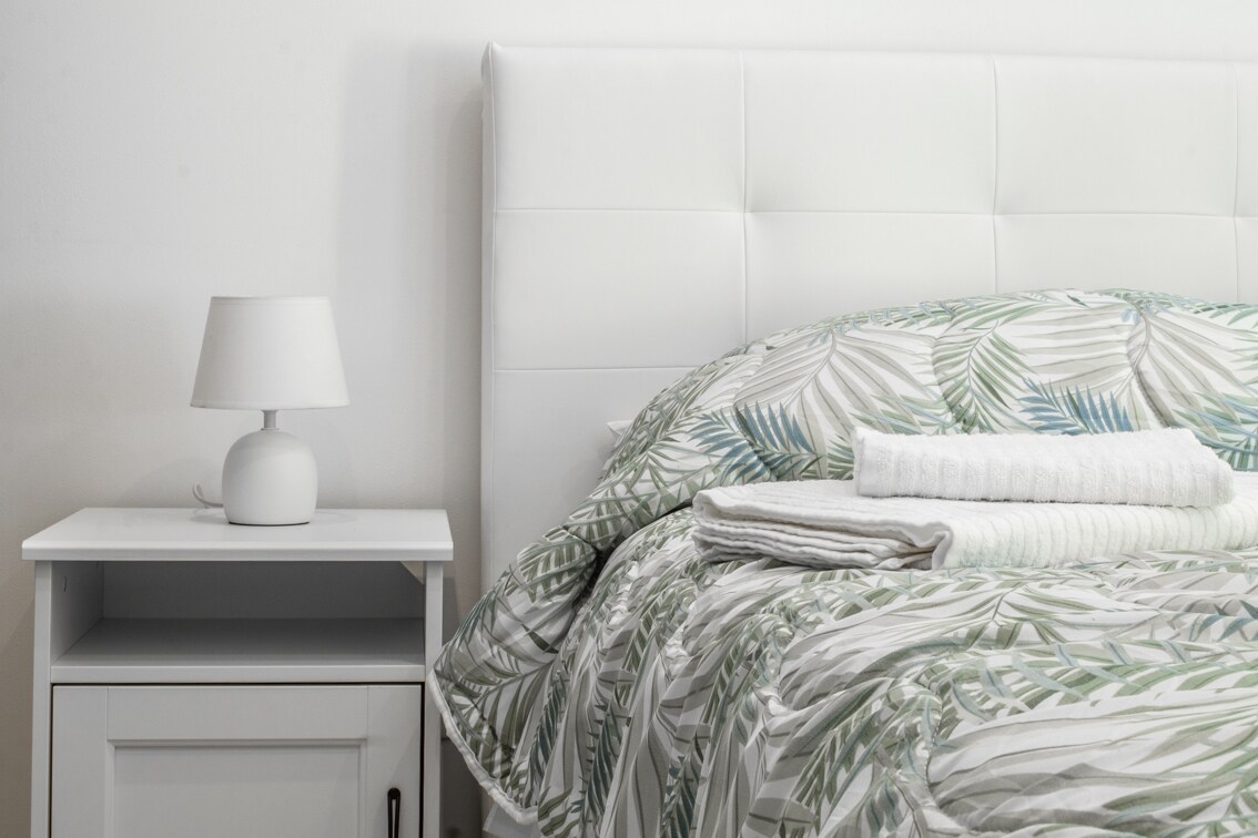 חדר שינה מעוצב עם מיזוג אוויר /חדר שינה אלגנטי עם מיזוג אוויר