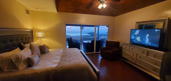 Голямо двойно легло
С изглед към океана
Слушане на вълните. 
Почувствайте океанския бриз!
Абсолютно безценно:)