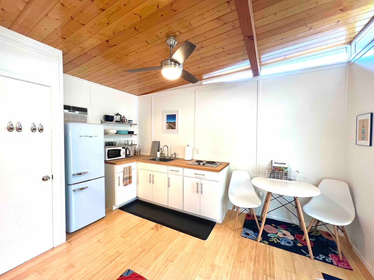 Cozy Windsor Park Casita w/ tons of natural light