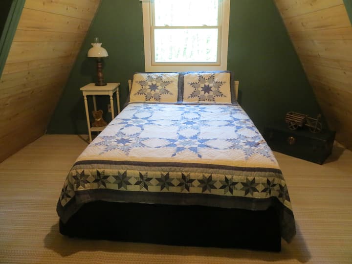 Segundo dormitorio en el segundo piso con una cama doble.