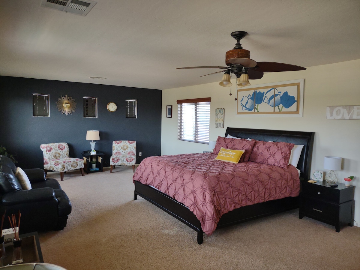 Enorme dormitorio principal con cama tamaño king, muchos asientos y un colchón hinchable plegable tamaño queen si es necesario