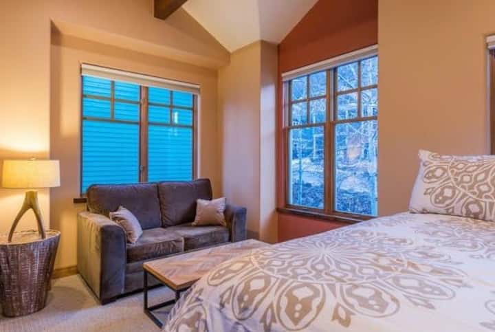 חדר שינה קומתיים מס '4 - ספה - מקום קריאה נהדר.  לא מוצג מיטת קומותיים. יש מספיק מקום לשים מיטת קווין סייז מתנפחת במידת הצורך.  החדר הזה מאוזן עד רחוב אמפייר ויש בו אור נהדר.