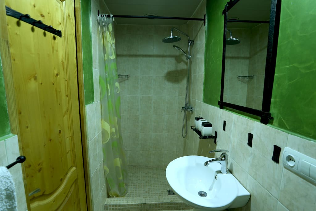 Khaki Green Room (Bathroom)