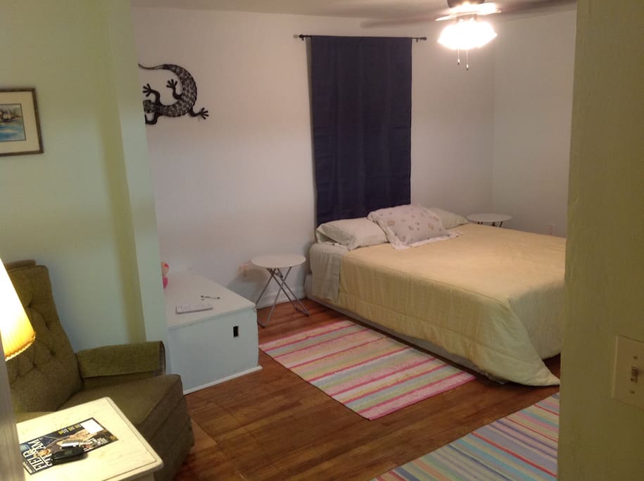 Upstairs bedroom, queen bed