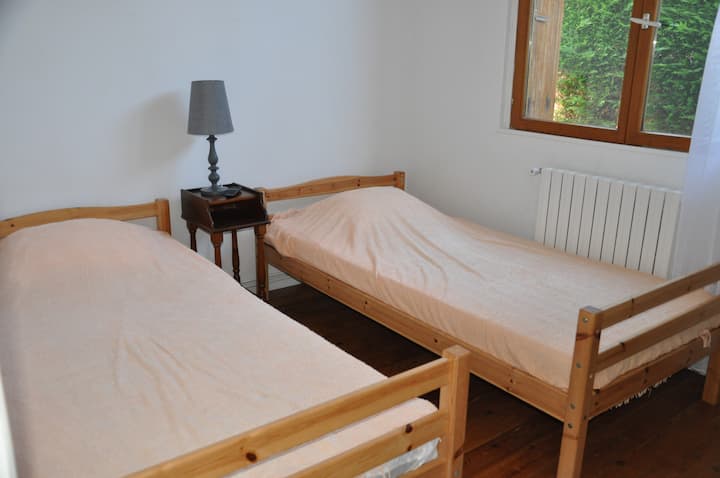 Habitación de 2 camas con TV pequeña